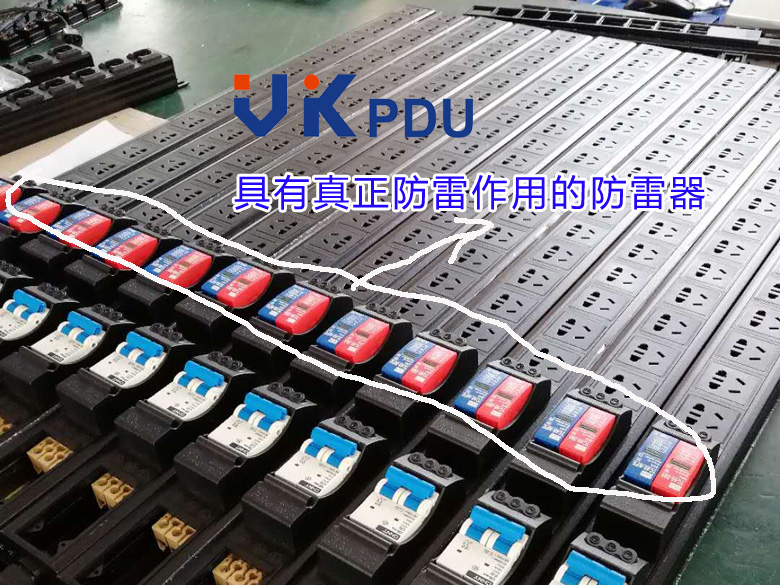 雷雨季節(jié)可選唯恪機(jī)柜PDU防雷插座